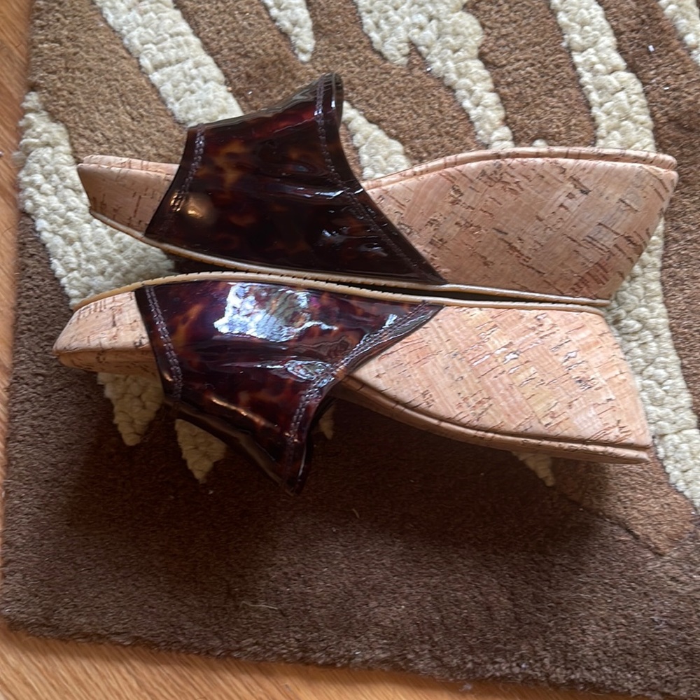 Stuart Weitzmam cork wedge and tortoise patent leather size 8.5 - Picture 2 of 5